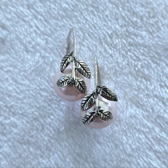 Annika Witt Pink🩷 Pearl And Leaves🍃 Earrings - Picture 3 of 16